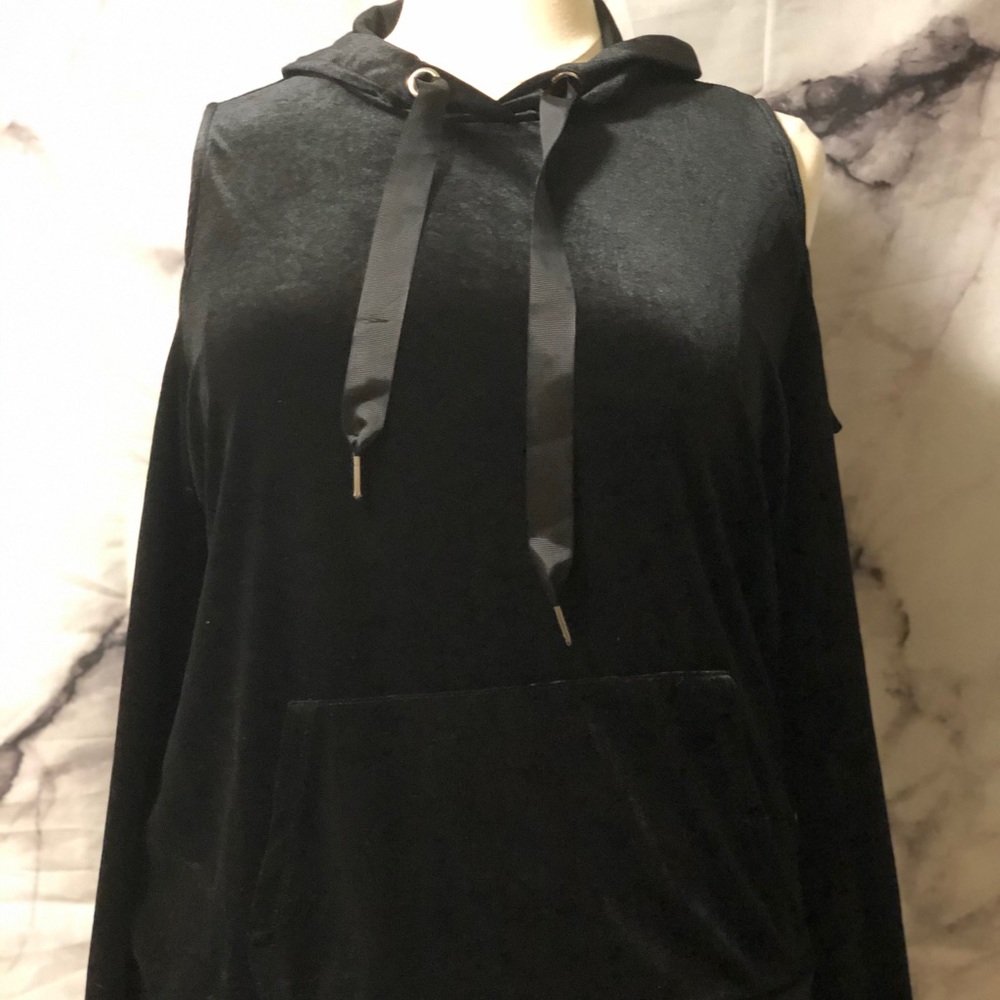 Kit Top/ Off-shoulder black hoodie